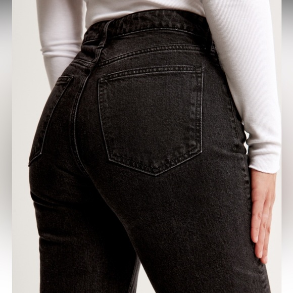 Abercrombie Curve Love 90s Straight Ultra High Rise Black Jean - 26/2 - Picture 4 of 9